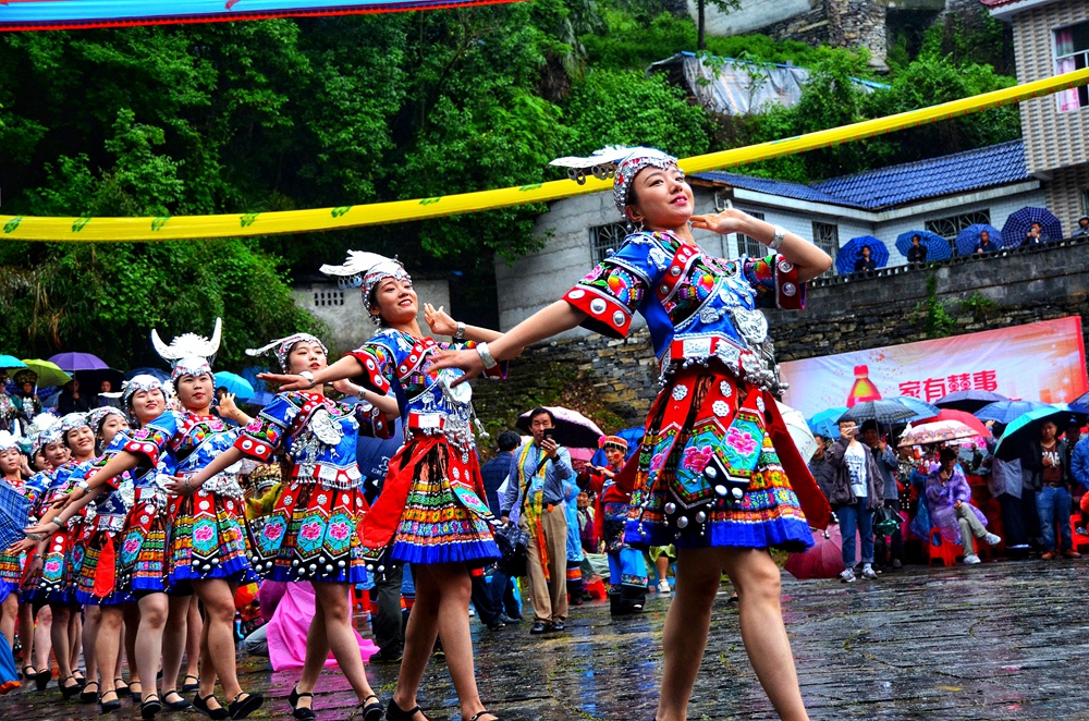 《苗族"四月八"跳花节》组照