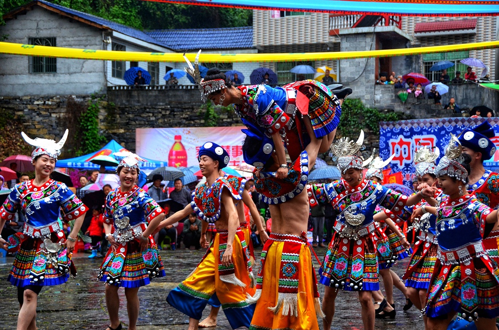 《苗族"四月八"跳花节》组照
