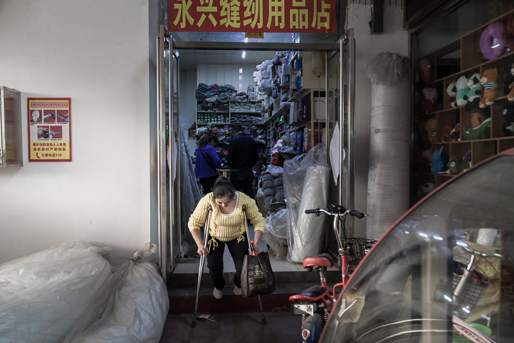 2,给顾客修补衣服时,为了配到最接近颜色的线,于萍专门到几公里以外的