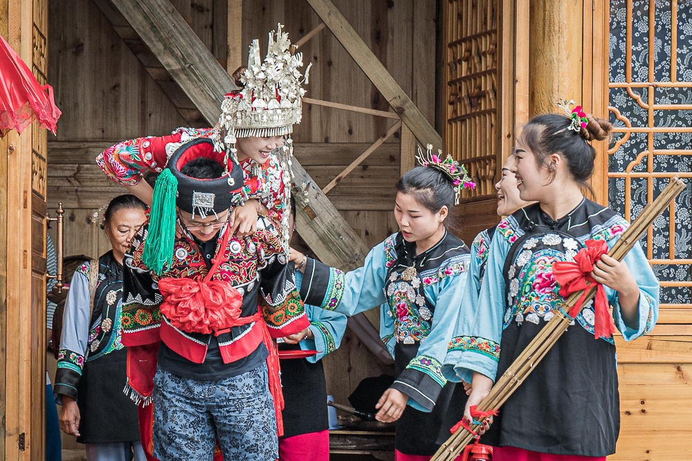 16 拍摄地点:湖南省凤凰县苗族老家寨 简要说明:背新娘是苗族传统婚俗