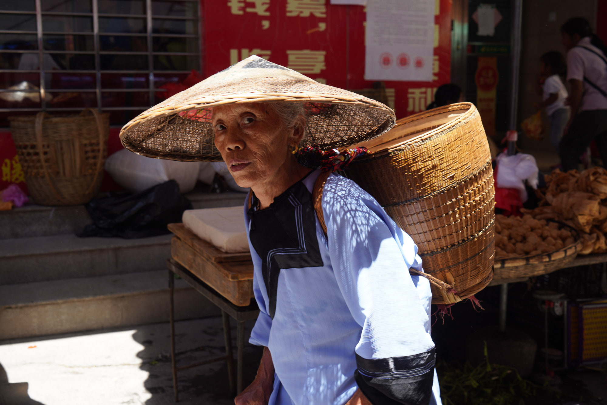 《戴斗笠的赶集人》