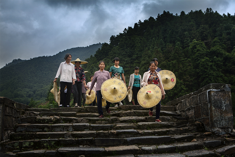 6江西永新龙源口乡龙源口村,老区扶贫集体组织劳动归来的场景. .