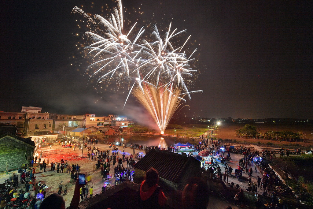 乡村烟花耀夜空
