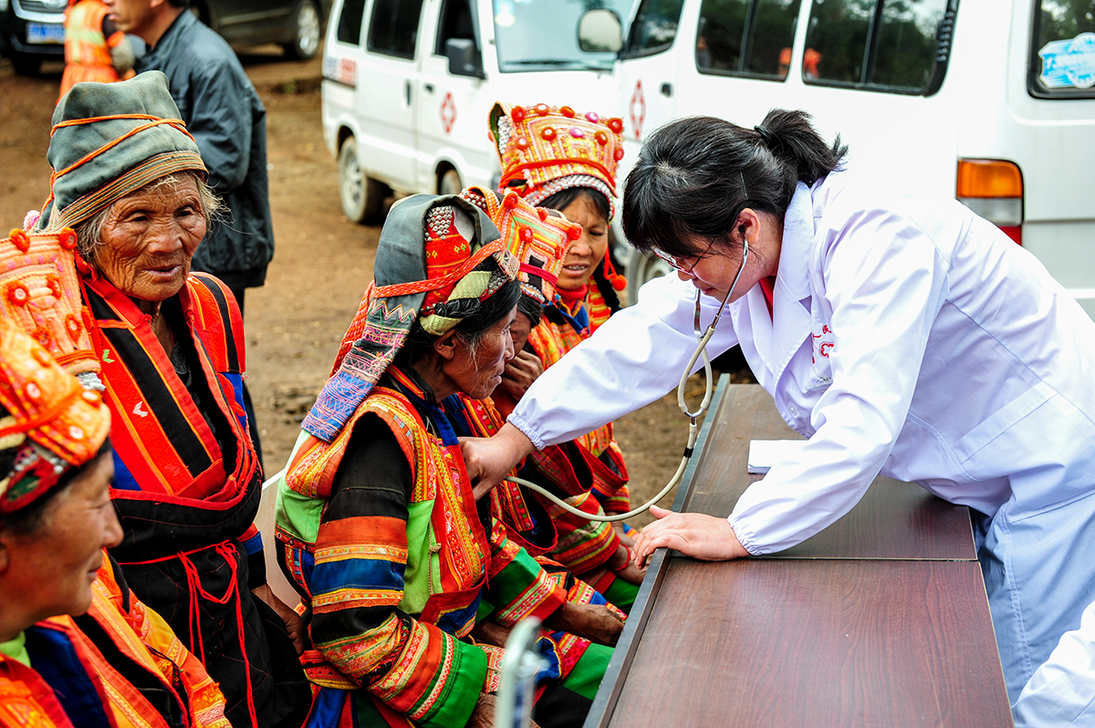 《健康扶贫》-中国第二届扶贫公益摄影大展投稿区-大众摄影网