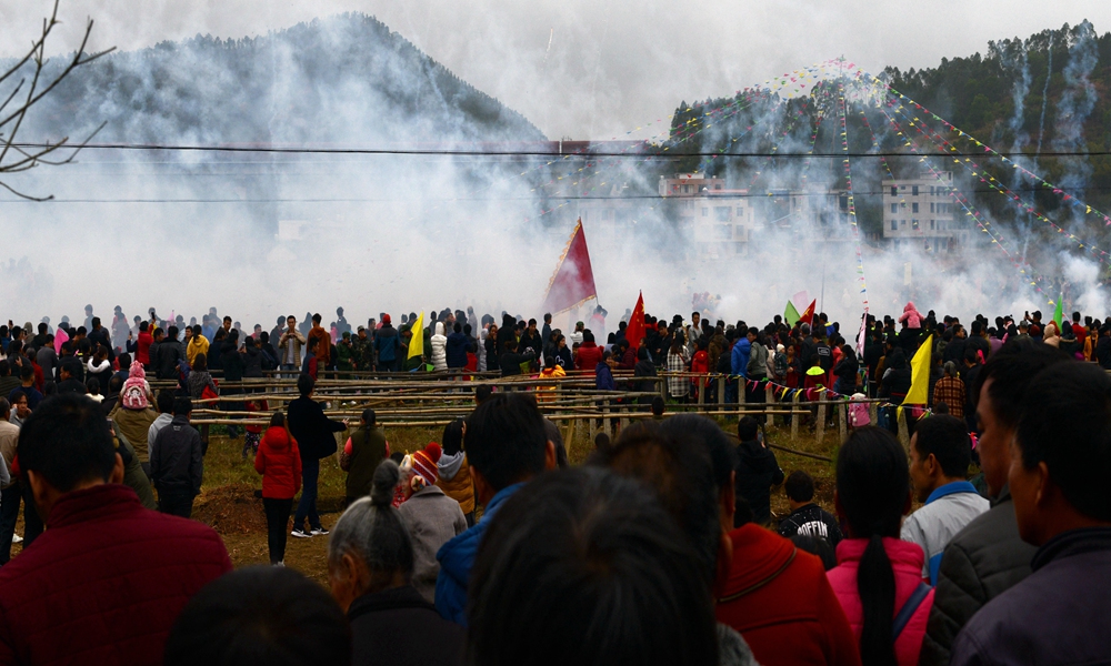 摄于2019年2月,广西岑溪市糯垌镇村民举行花炮节.
