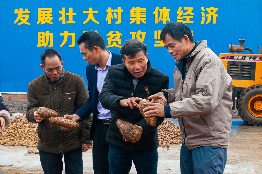 党员干部扶贫路上