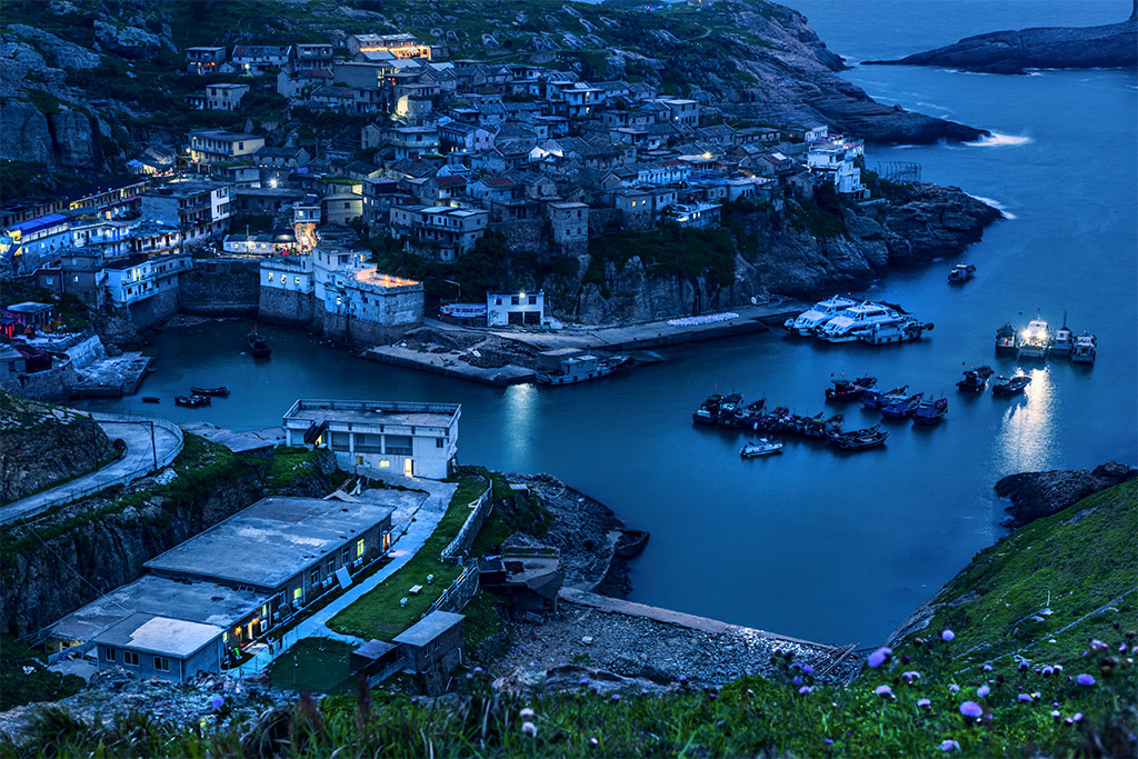 2019年5月2日拍摄于福建福鼎沙埕镇台山岛西台,夜幕下的港湾宁静而