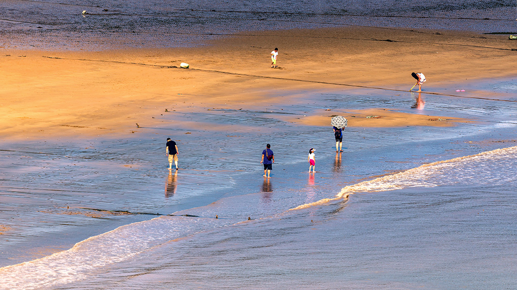 组照:赶海的游客1~6