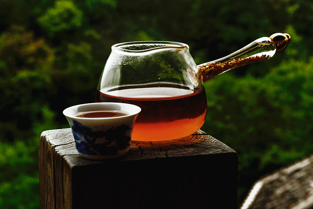 茶市也是一片兴旺,福鼎的白茶越来越出名,又是一个收获的季节,茶味香