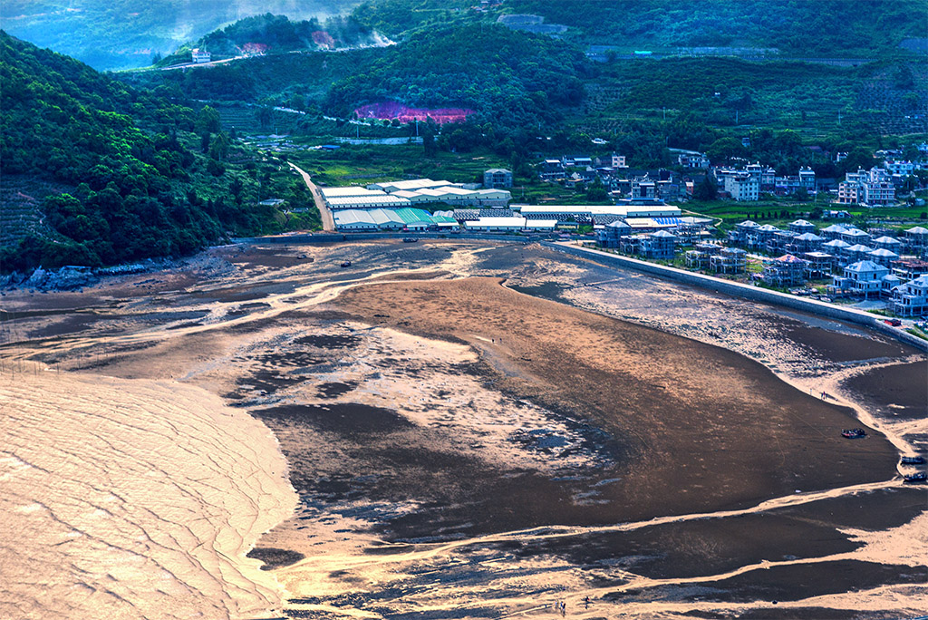 2016年8月3日拍摄于福建霞浦小皓,富裕起来的渔民盖起了别墅新村.