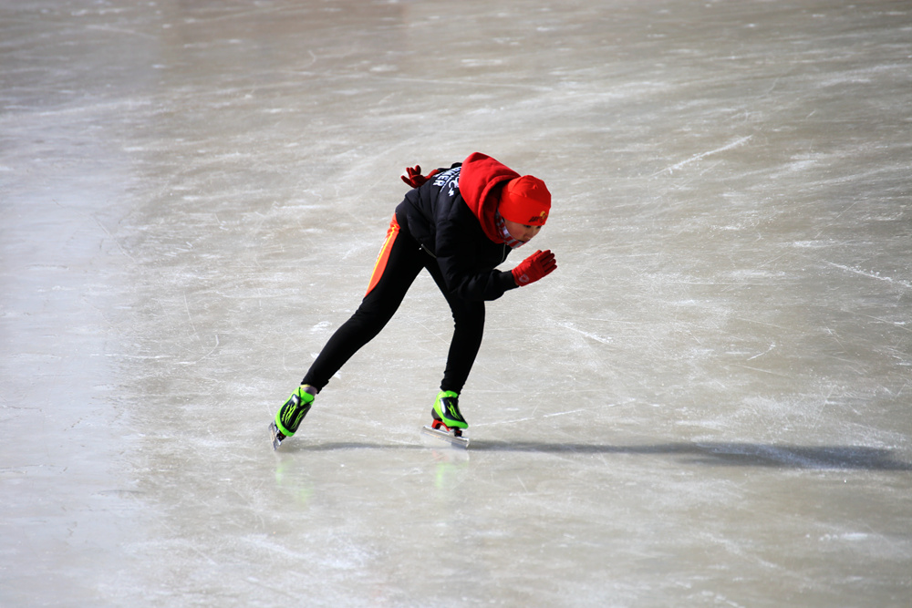 滑冰-"中国冷极61根河"全国摄影大展投稿区-大众摄影网