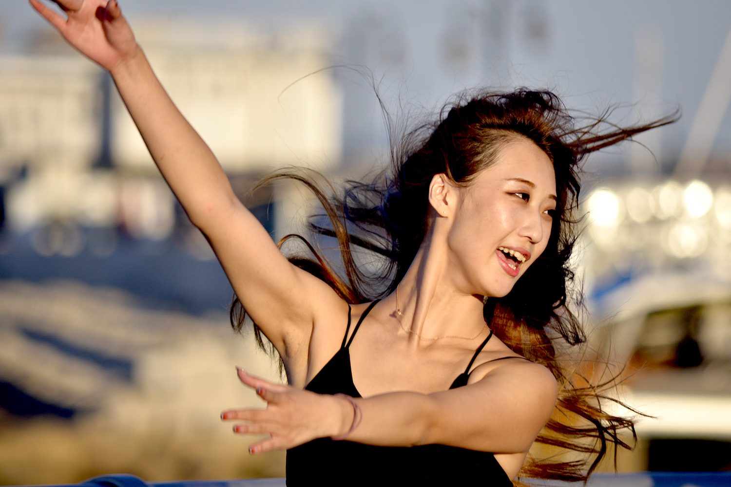 大连东港的海边正在练瑜伽的美女