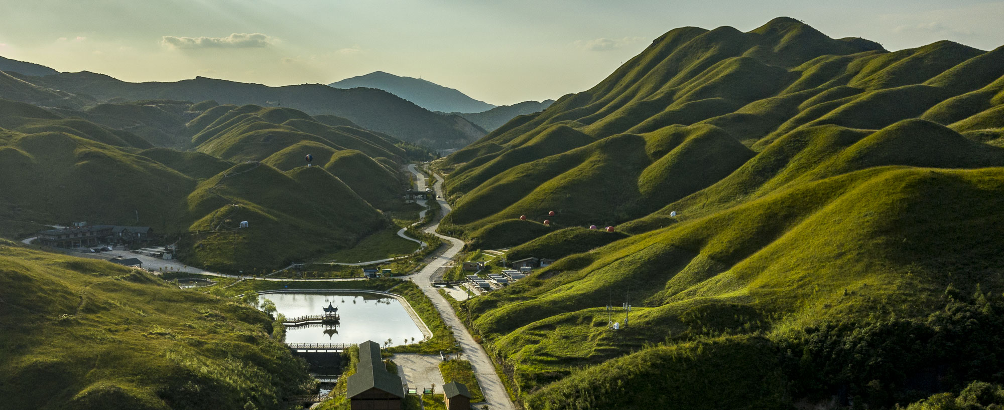 2019年9月摄于福建省柘荣县,图为鸳鸯草场在夕阳照射下的美丽景色.