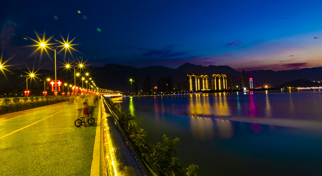 《金马大桥华灯初上》