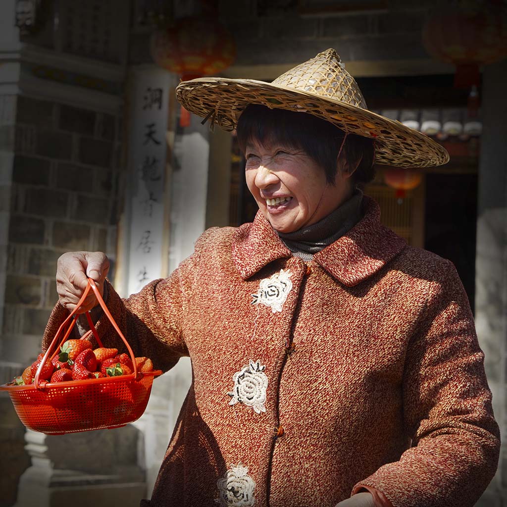 农妇手提草莓喜悦的心情-摄于蕉城霍童