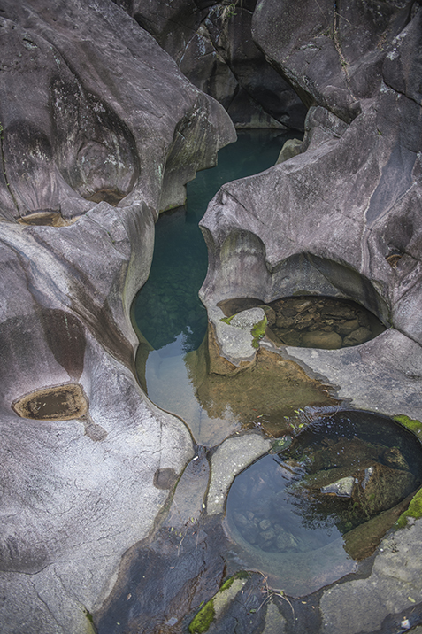《冰臼奇观壶穴群》组照拍摄于福安白云山景区的九龙洞——全国壶穴