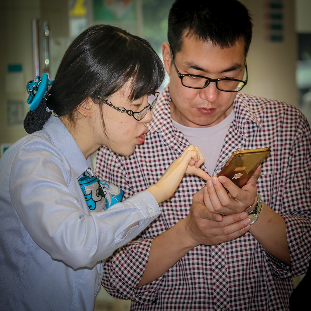 《一对一》(组照) 作者李义 13809567569 福安手机银行操作服务