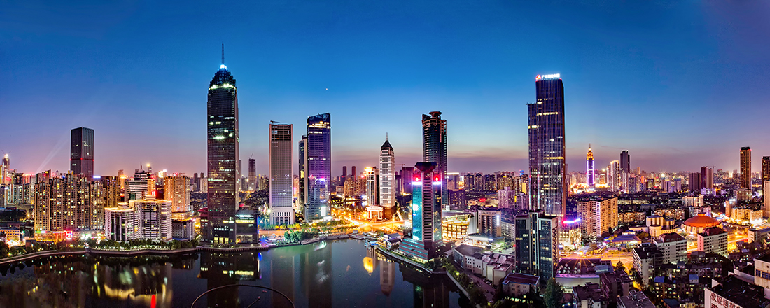 举办军运会的大都市的璀璨夜色