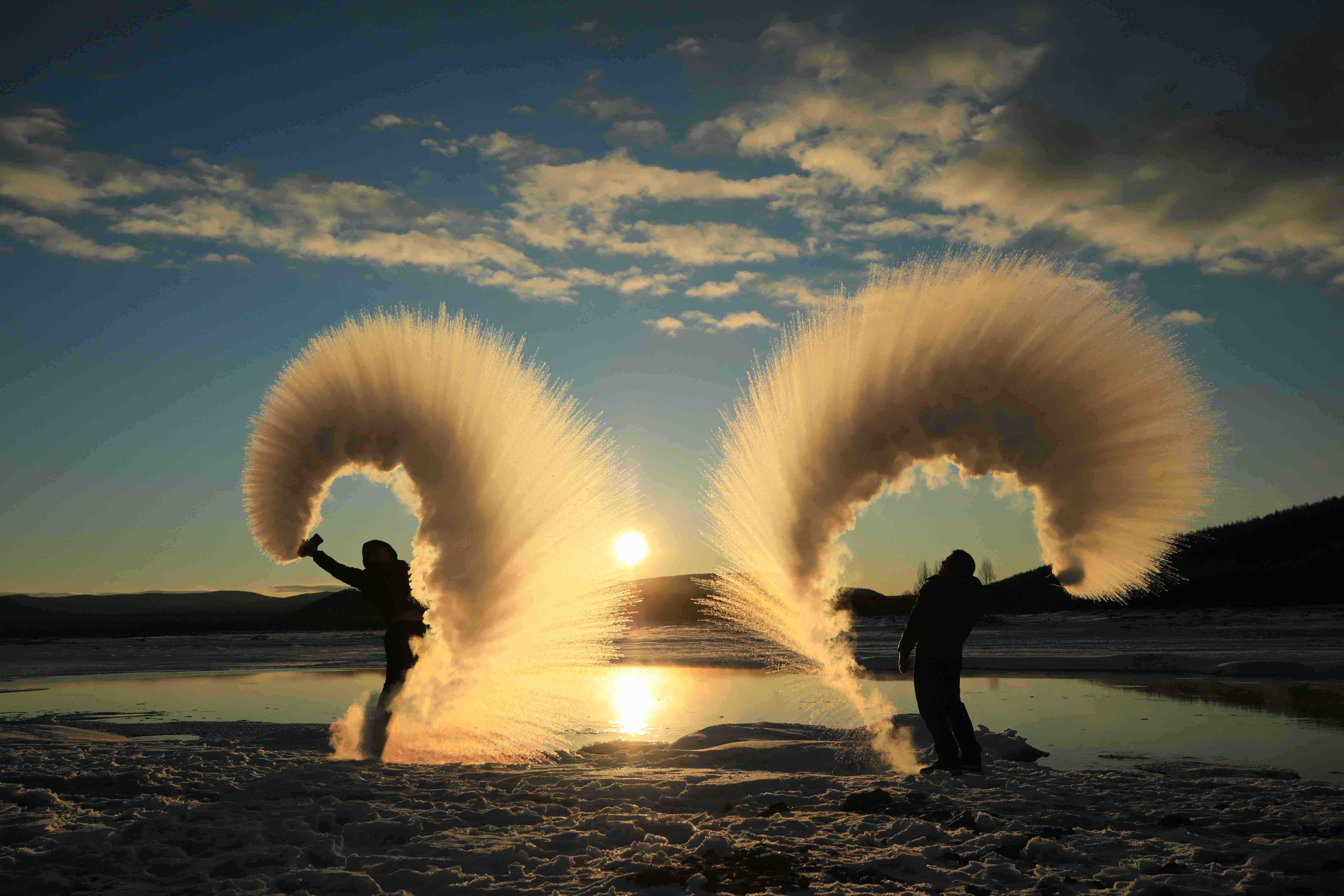标题:冷极根河泼水成冰 拍摄时间:2019年2月 地点:根.