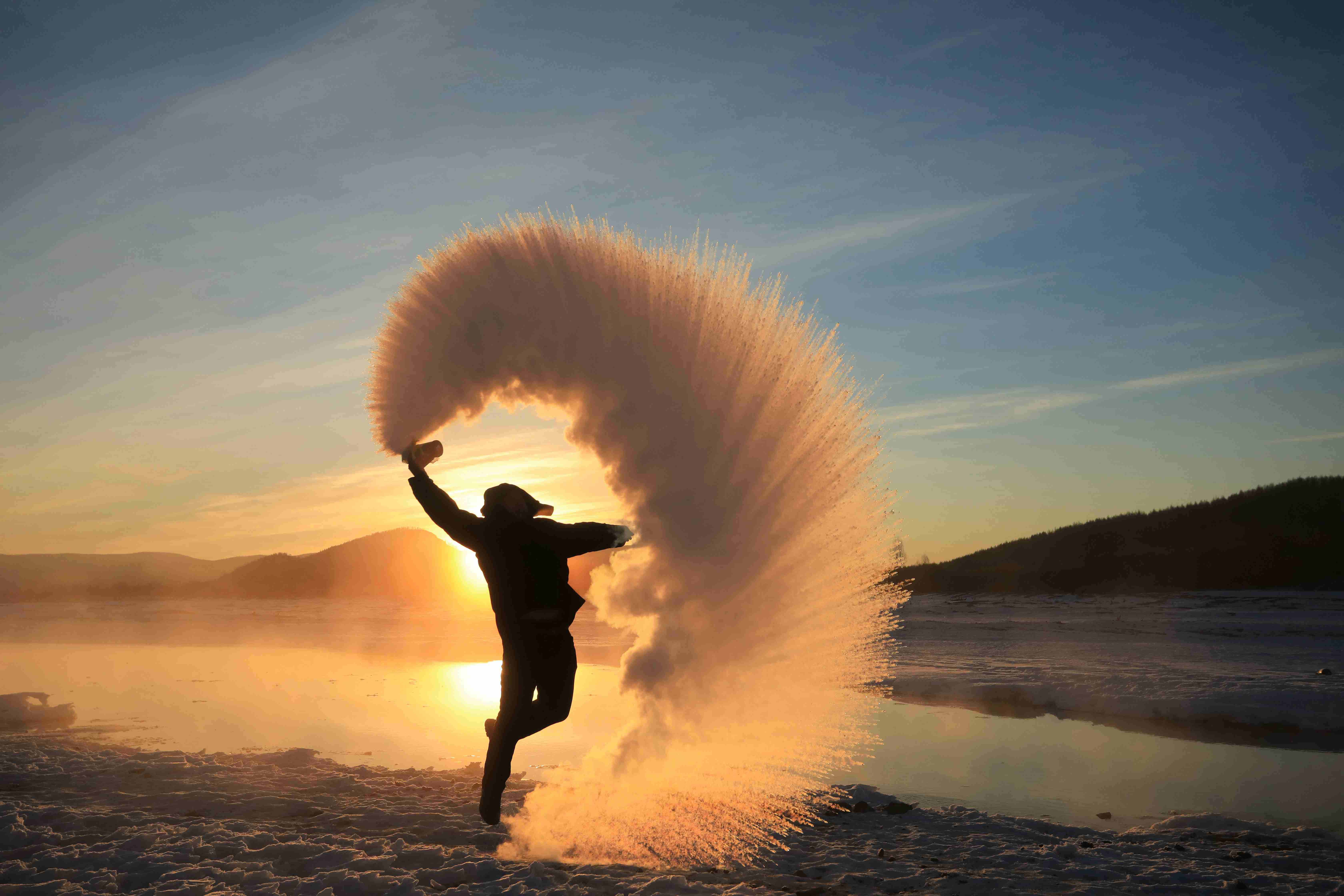 标题:冷极根河泼水成冰 拍摄时间:2019年2月 地点:根.