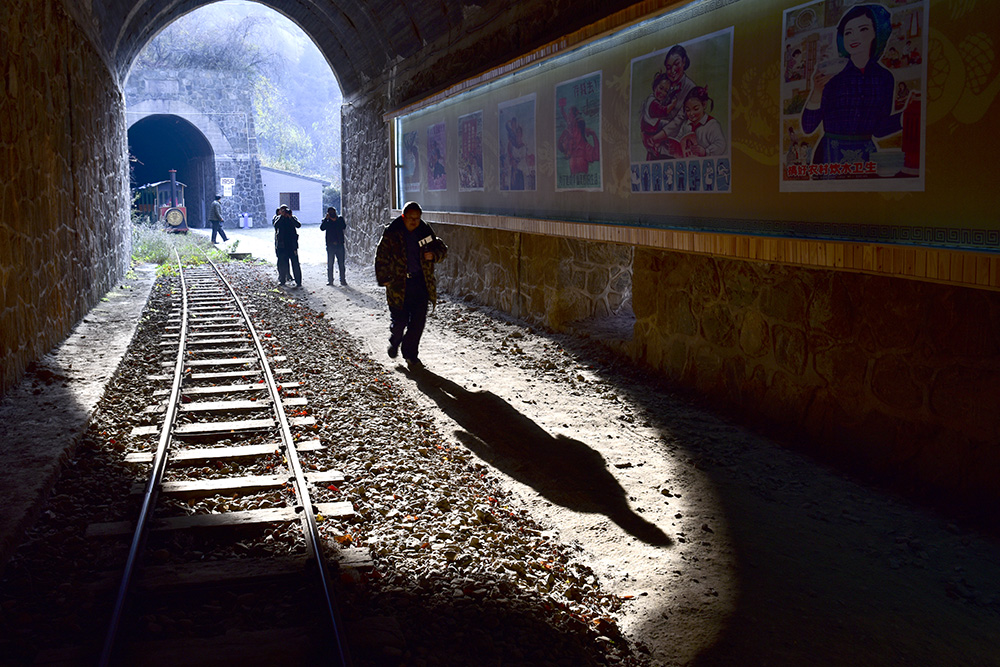 灵官峡废弃的火车洞