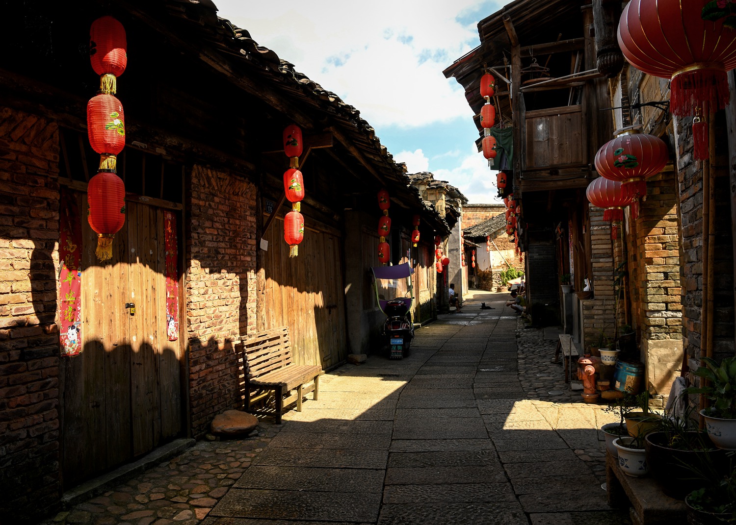 村巷晨光——魏振贤 摄2018年6月摄于武夷山五夫古镇.jpg