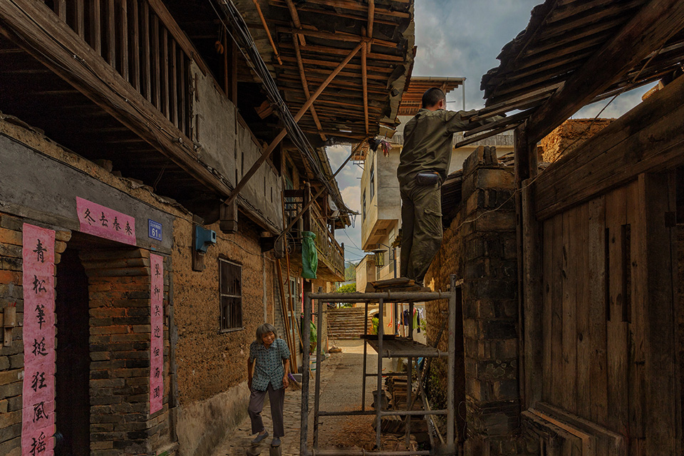 2019年9月15日五夫镇五夫村鸬鹚街61号,阿婆在看村长修缮老屋.