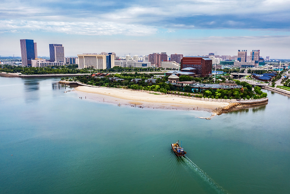 我的家乡唐山市曹妃甸经济开发区毗邻京津冀城市群,位于滦河三角洲