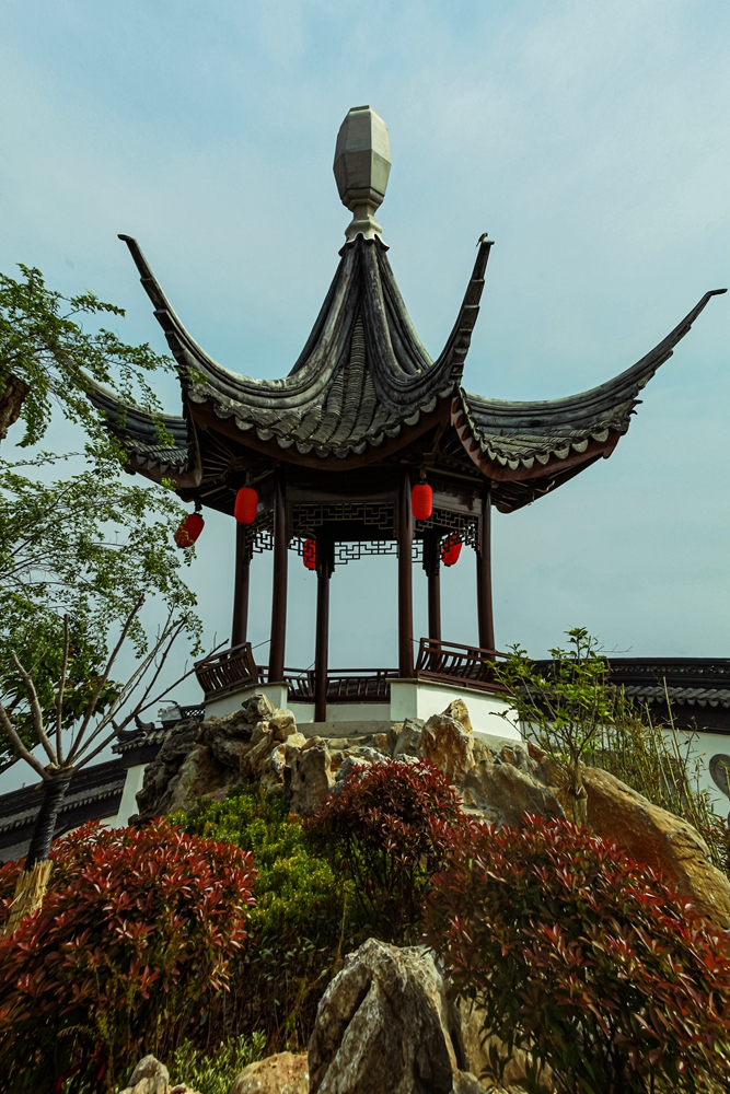 自在小亭好乘凉