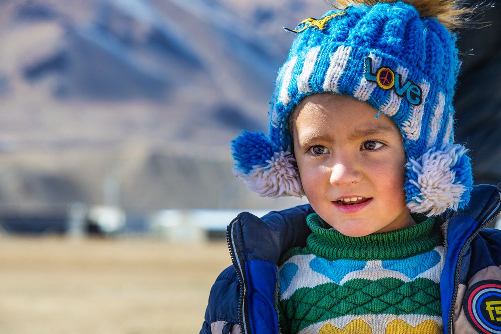 塔吉克族儿童在观看牦牛叼羊比赛,那渴望和充满喜悦的眼神真可爱.