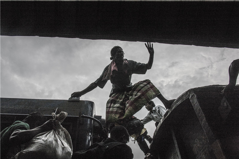 李跃-《以这样的方式回家》(纪实类-组照)第六届中国金.