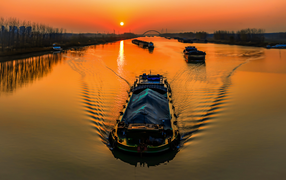 《启航》2019年11月26日拍摄于邳州京杭运河高架桥 作品表达了早晨