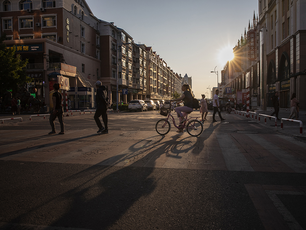 《街口》-《大众摄影》俱乐部团体会员——品色影像