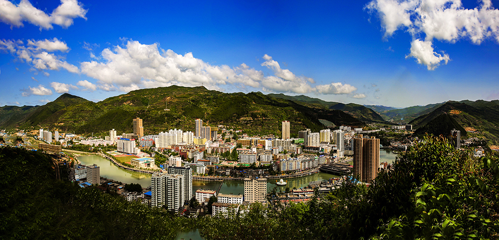 《凤县夏日全景图》 2016年拍摄于凤县县城.jpg