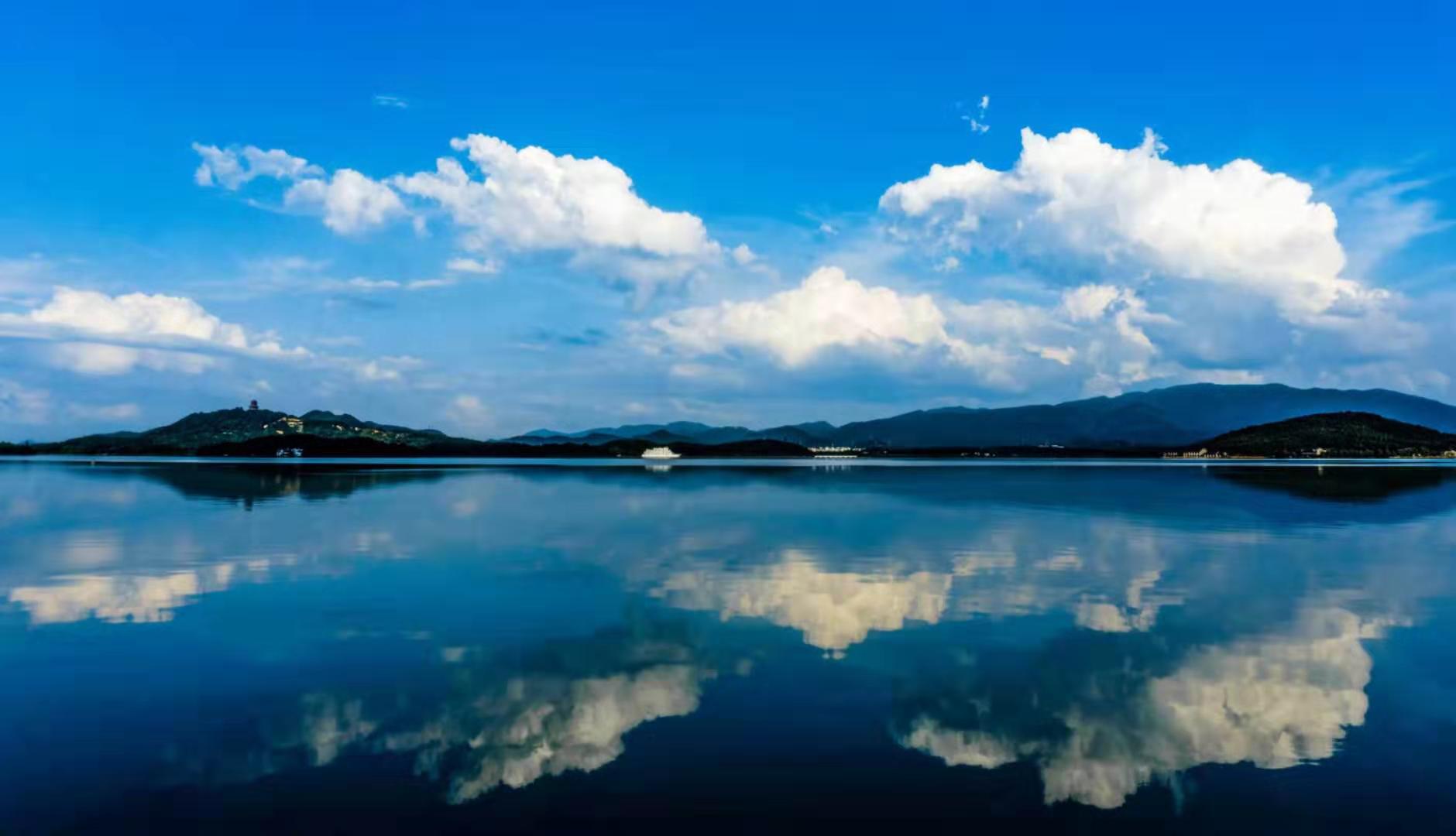 张竞 平天湖投稿--水天一色