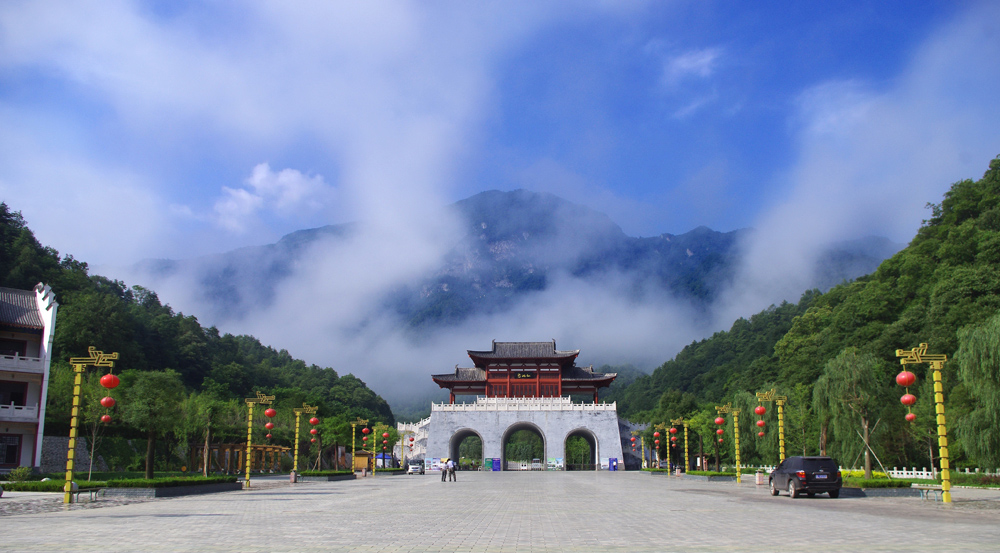 云雾缭绕紫柏山