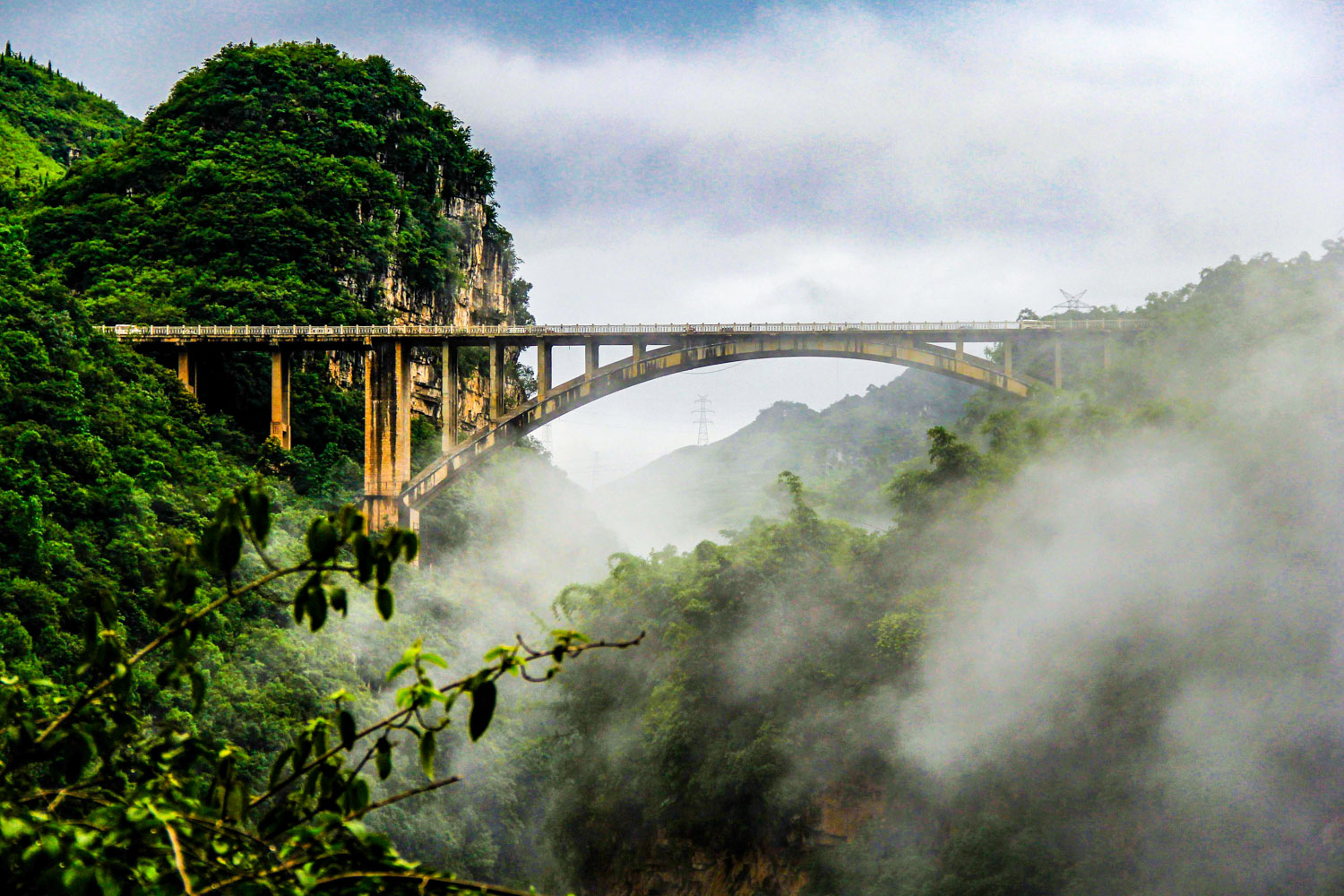云雾上的南盘江大桥