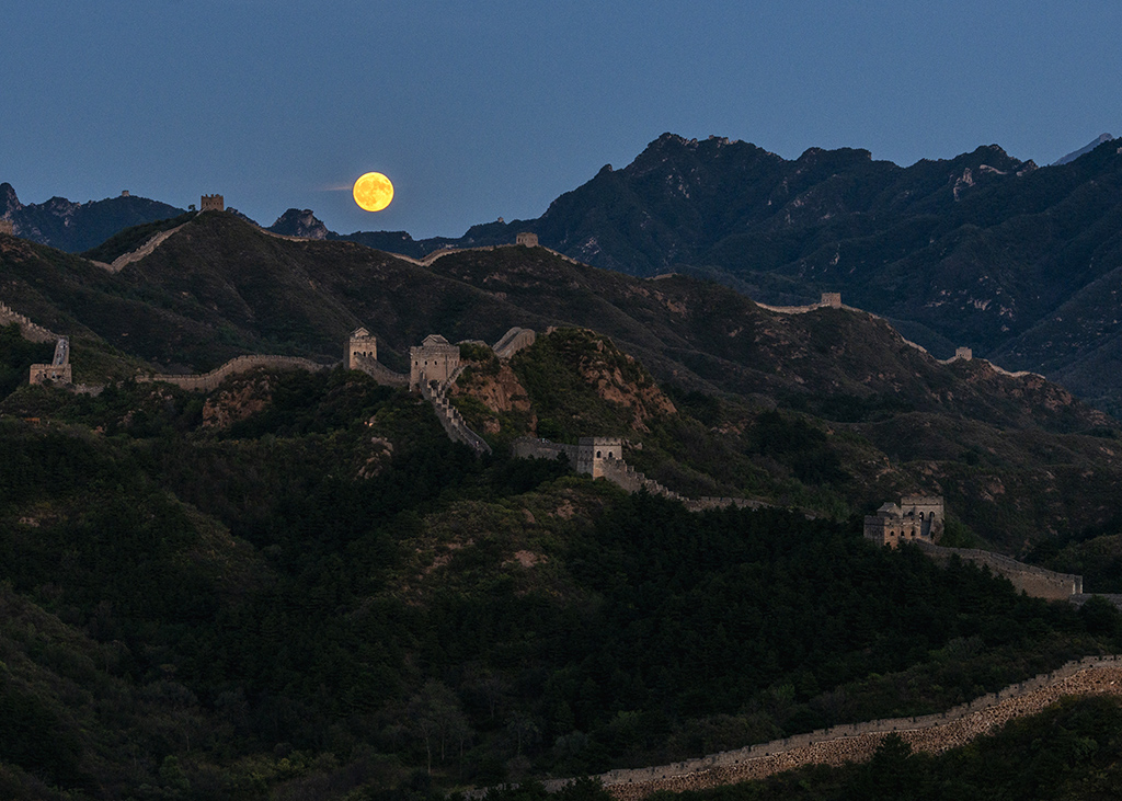 《月照金山岭长城》晈洁的月光下 连绵不绝山峦 在月光.