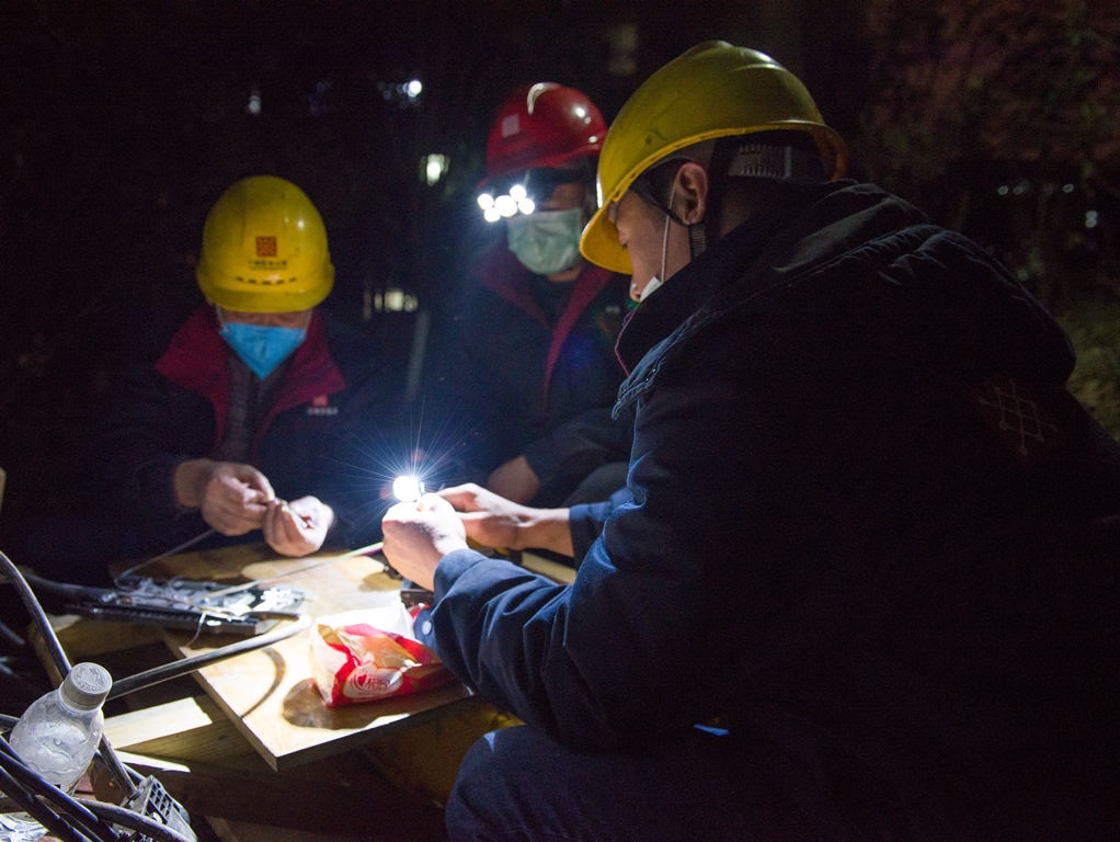 抗疫有责,挑灯夜战