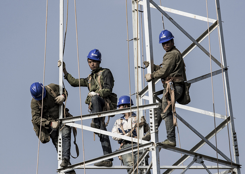 外线工,勇敢者的职业,他们每天工作在数十米的高空,为国家电网建设