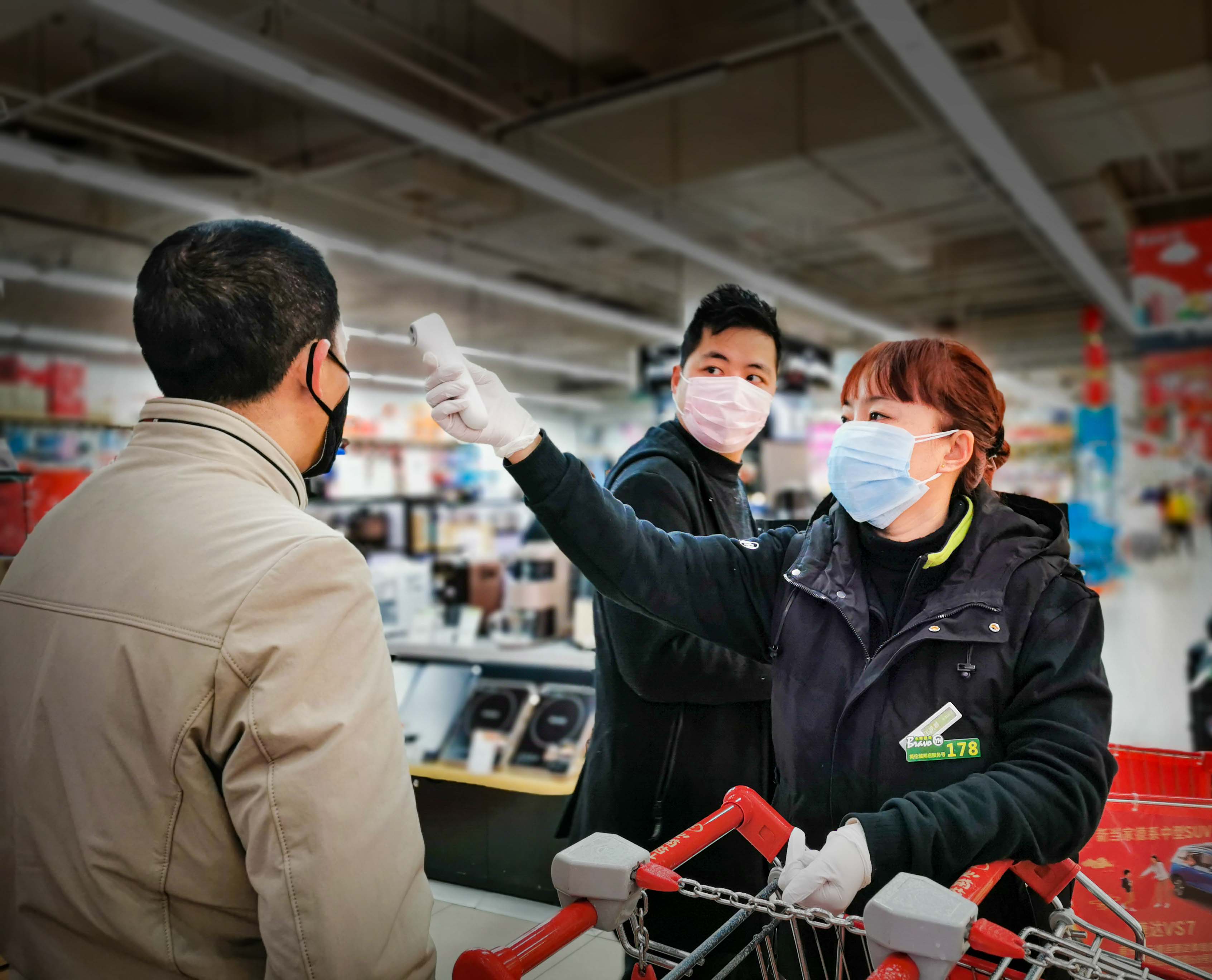 必须戴口罩,测体温合格后,才能进入超市 .