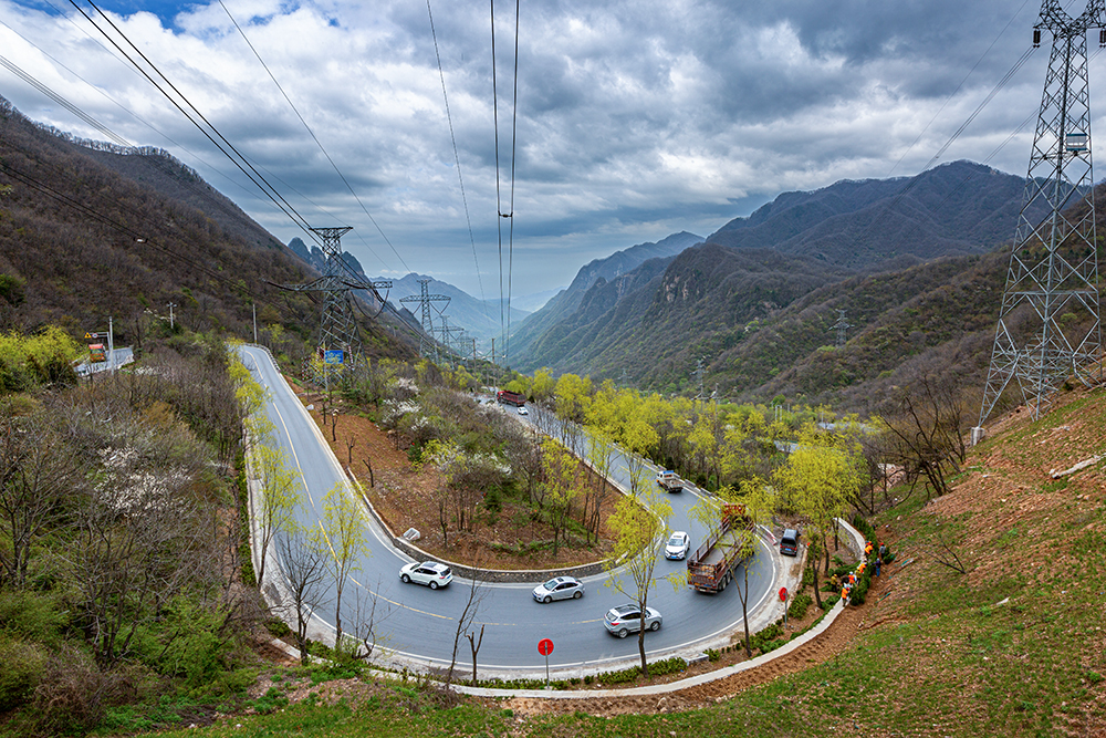 秦岭深处盘山路