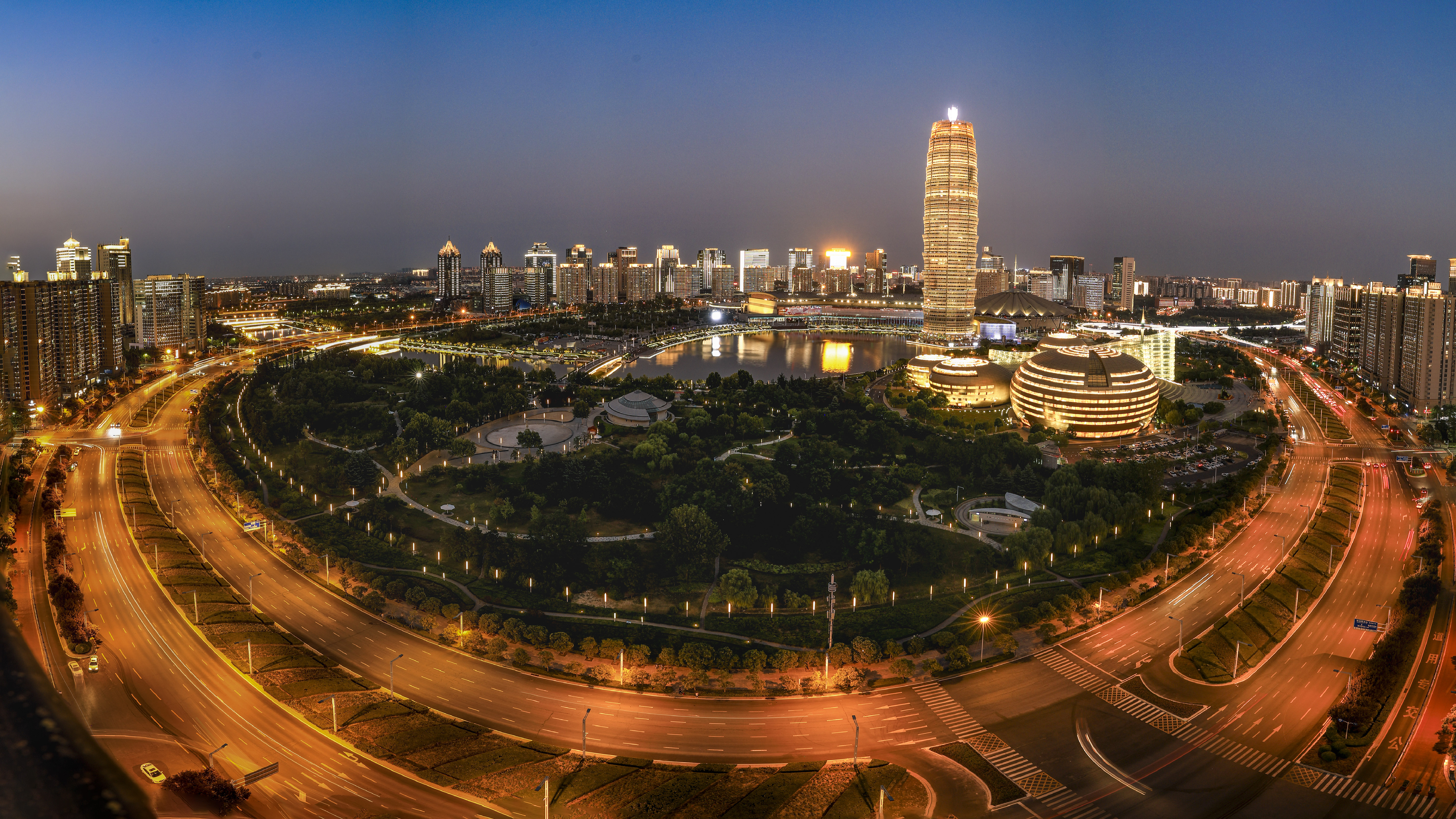 郑东cbd夜色-俯瞰郑东新区夜色5d4 16-35慢门拍摄,后期接片