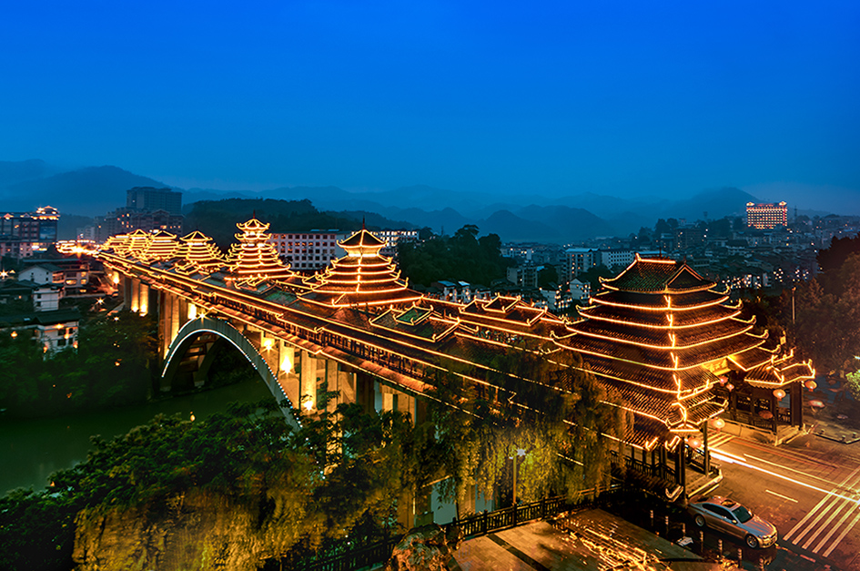 广西三江风雨桥美丽的夜景.