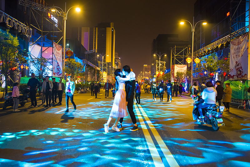 3福州市举办的元宵节灯光秀,散会后,一对情侣被浪漫的光影感动.jpg
