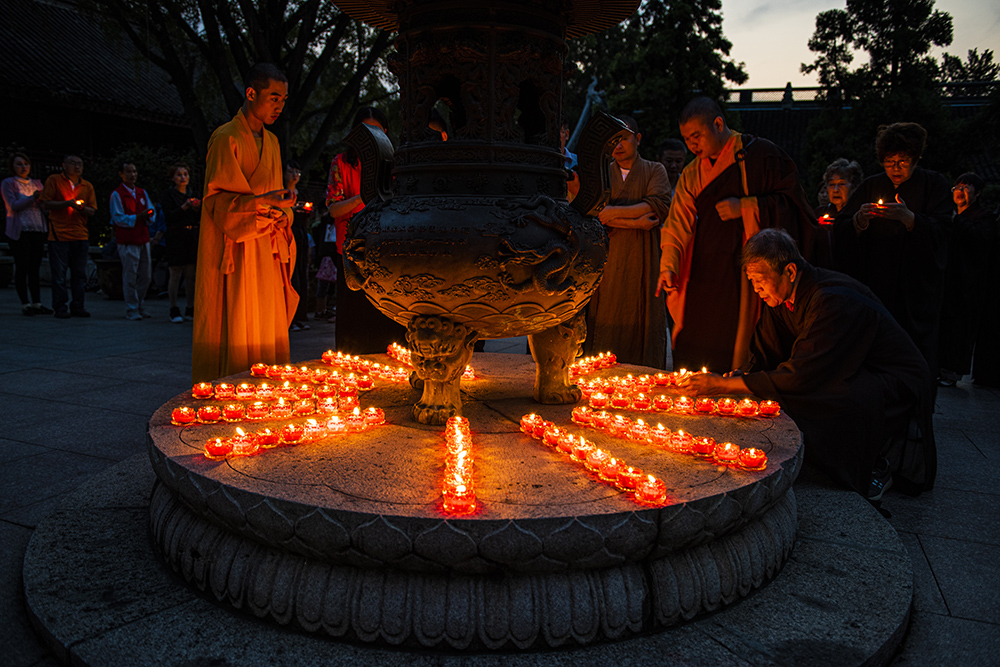 农历八月十五晚六时,栖霞古寺在毗卢宝殿举办"礼拜月光菩萨"祈福法会