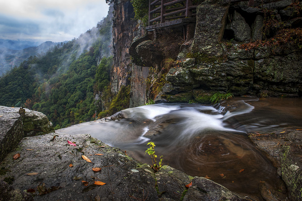 2019年12月1日拍摄于浙江省宁波市奉化区溪口雪窦山风景区千丈岩瀑布