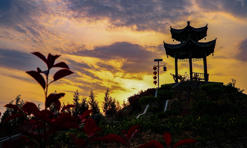 郭跃峰 作品各称;望香亭的晚霞 电话;13937935856 拍摄地点;香鹿山赵