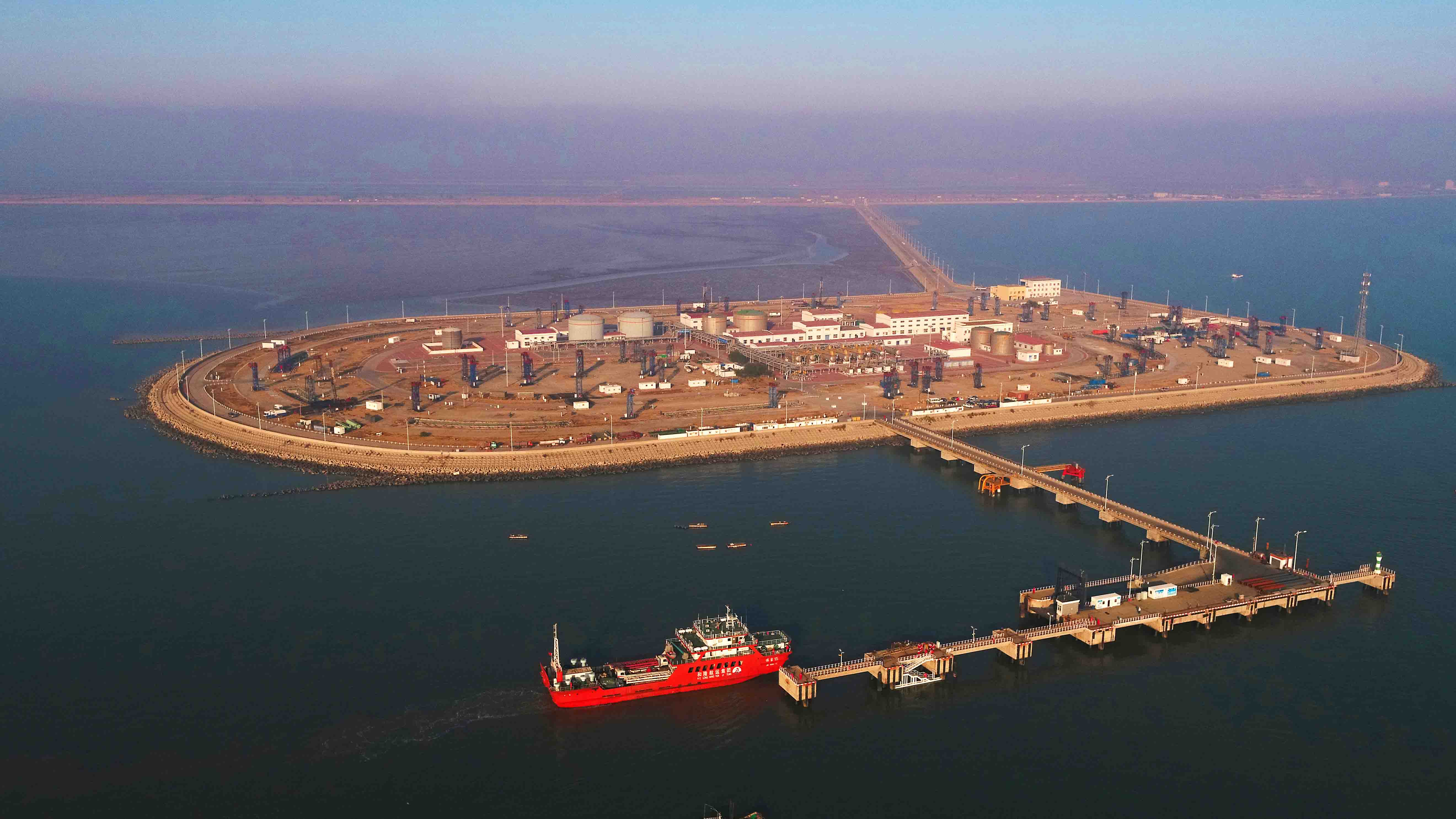 积分  本幅作品拍摄于河北省唐山市渤海湾中国石油冀东油田人工岛