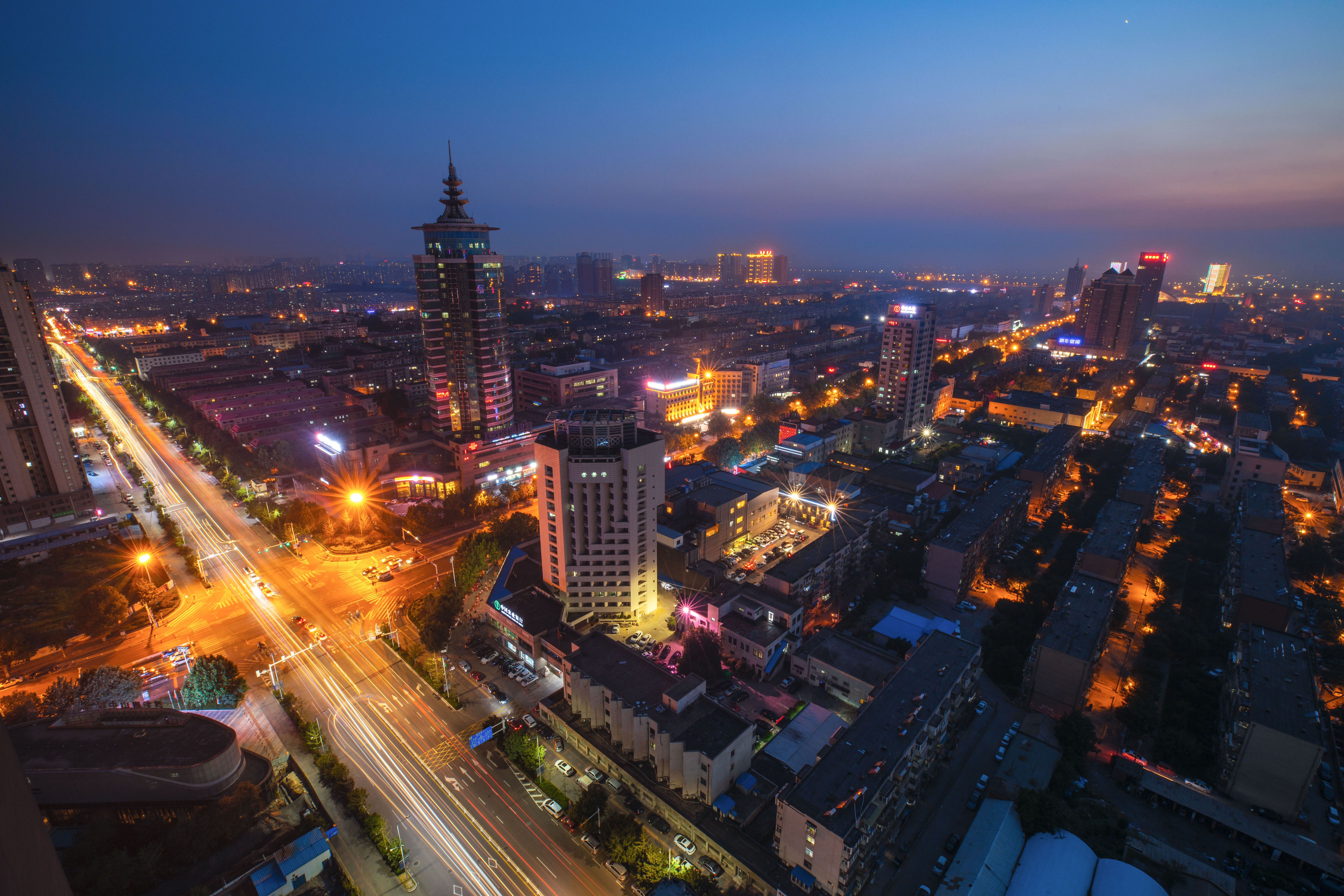 拍摄于2020年4月疫情解封以后唐山恢复生机勃勃的夜景.